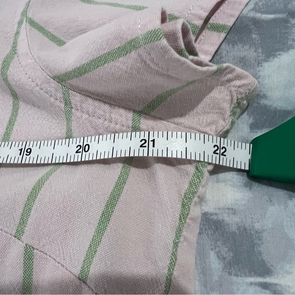 Women’s Buttons Down Short Sleeve Shirt - Large - Picture 8 of 11